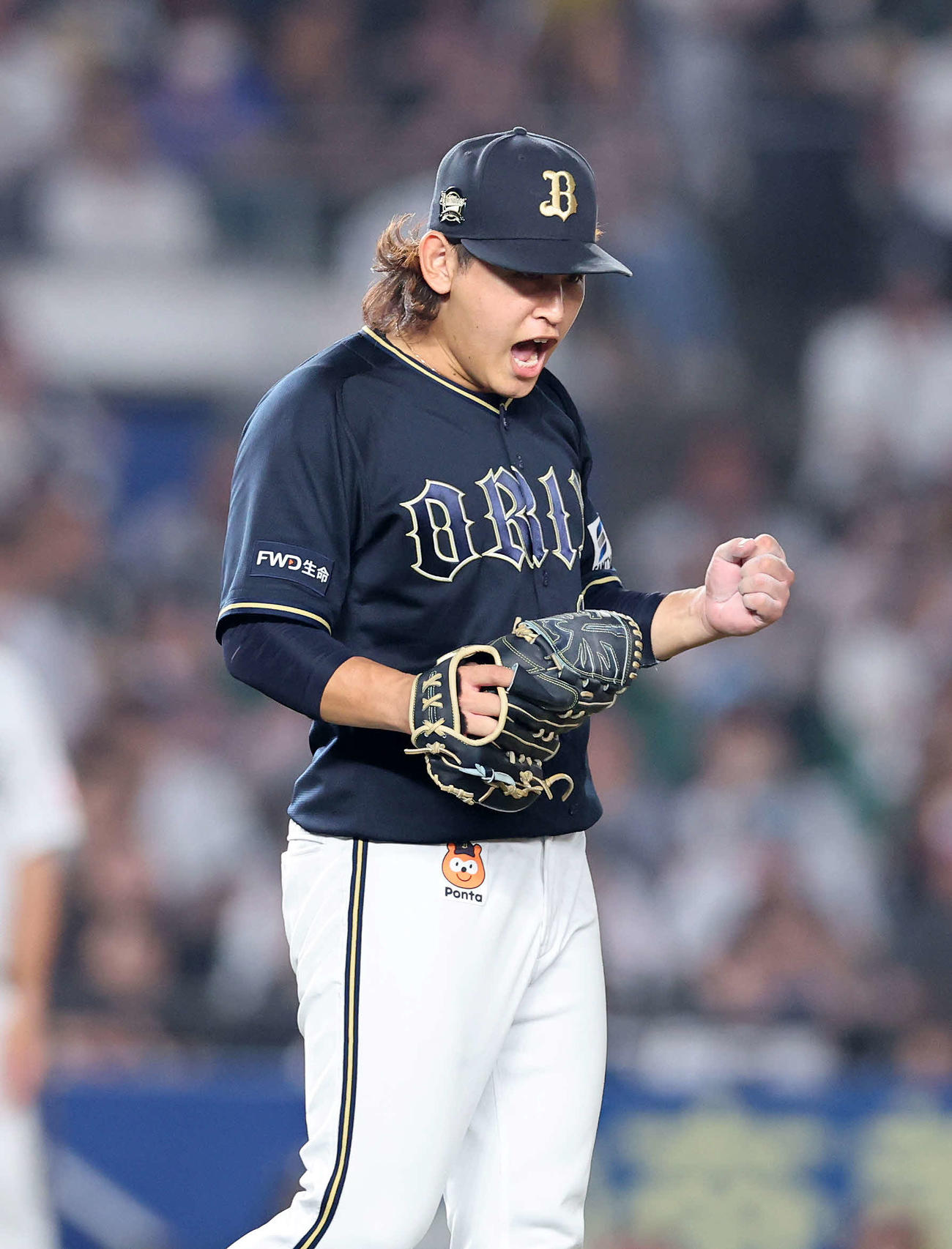ロッテ対オリックス　7回裏、ロッテの攻撃を抑えガッツポーズで雄たけびを上げるオリックス宮城（撮影・鈴木正人）