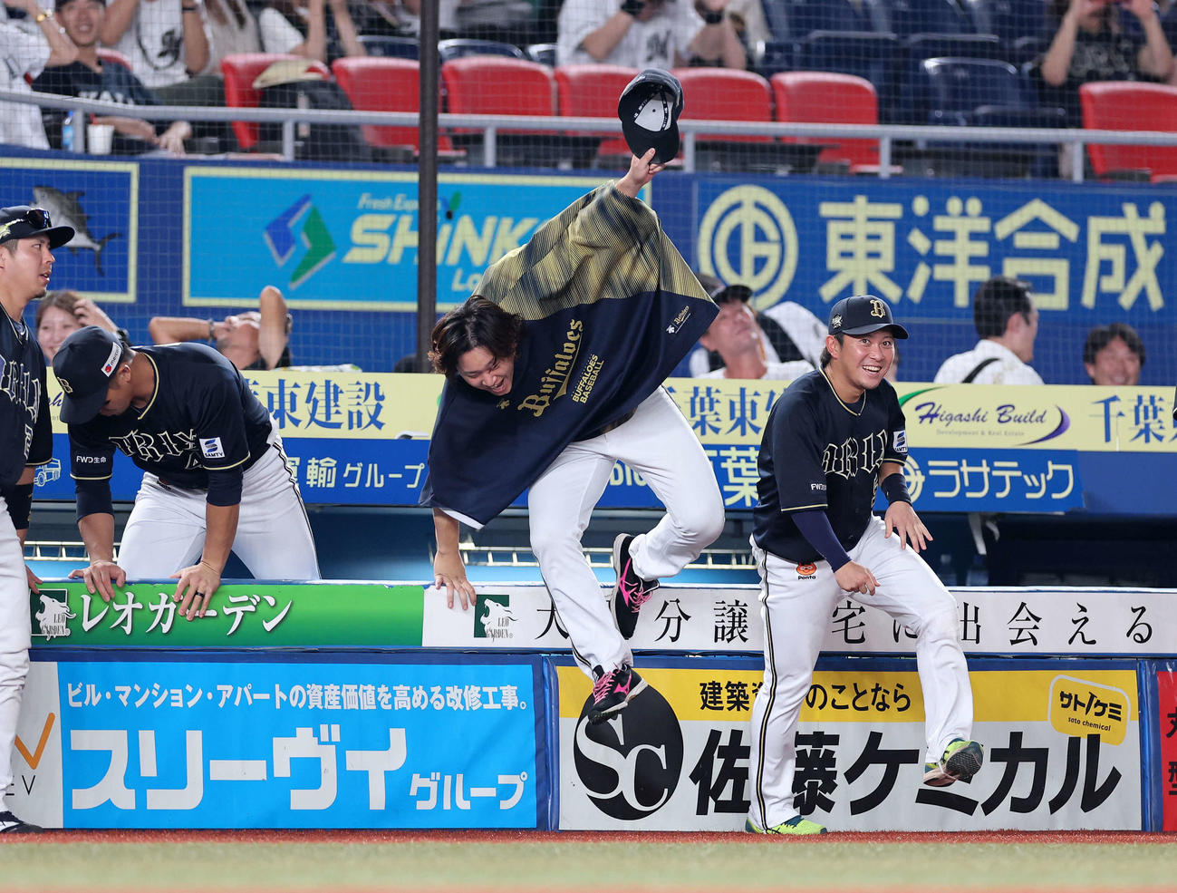ロッテ対オリックス　勝利し喜ぶオリックス宮城（中央）（撮影・鈴木正人）