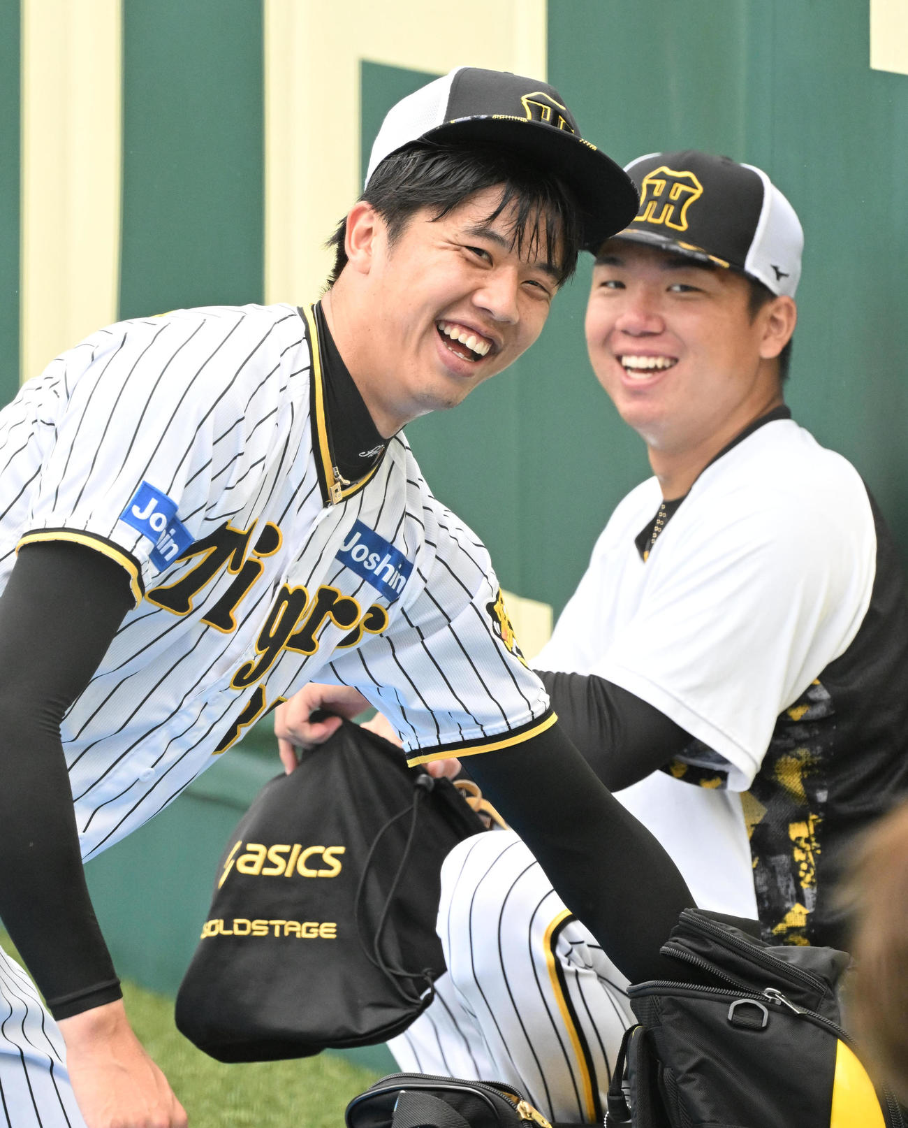 西勇と笑顔で話す（左から）才木、村上（撮影・石井愛子）