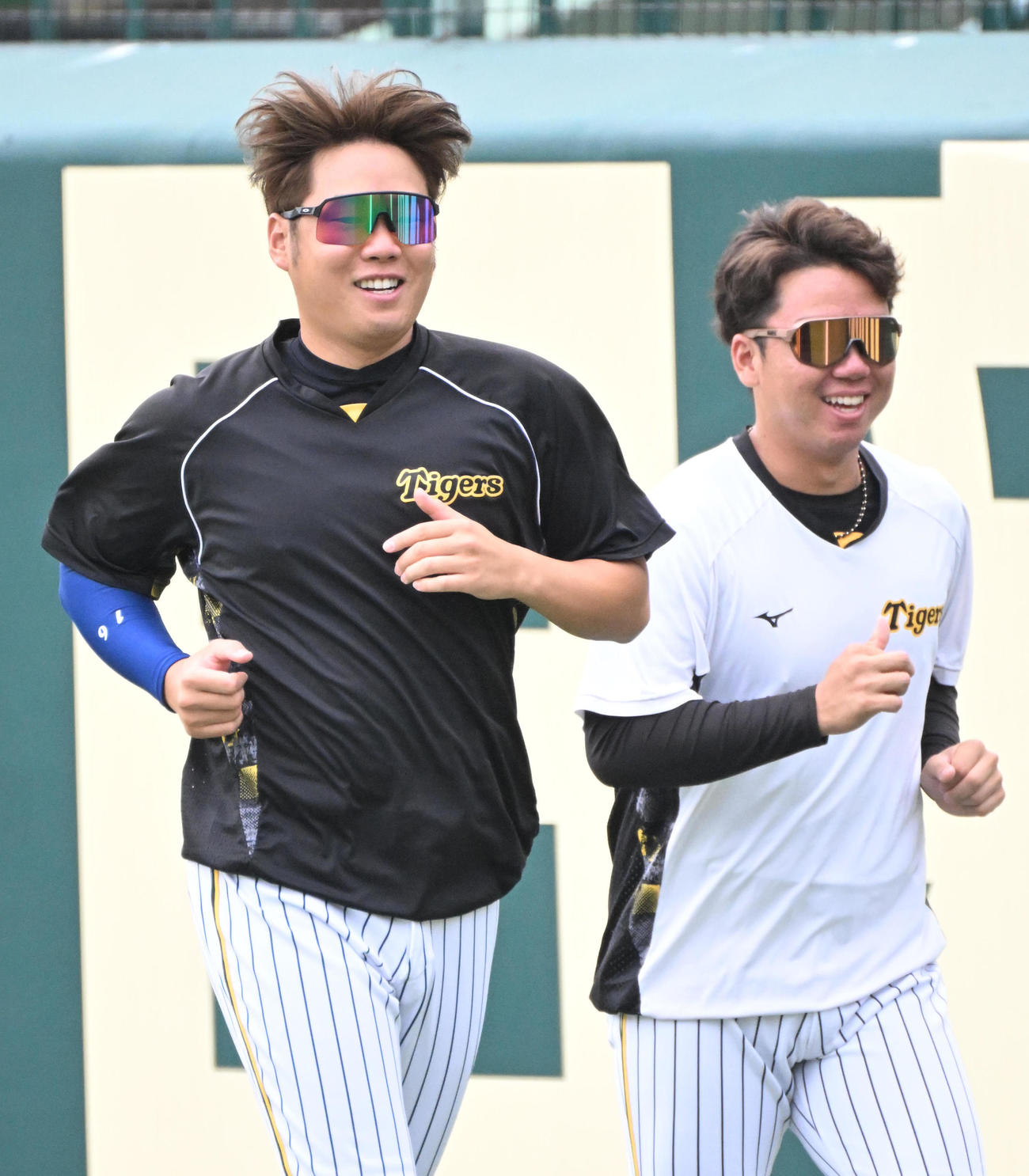 仲良く走る（左から）西勇、村上（撮影・石井愛子）