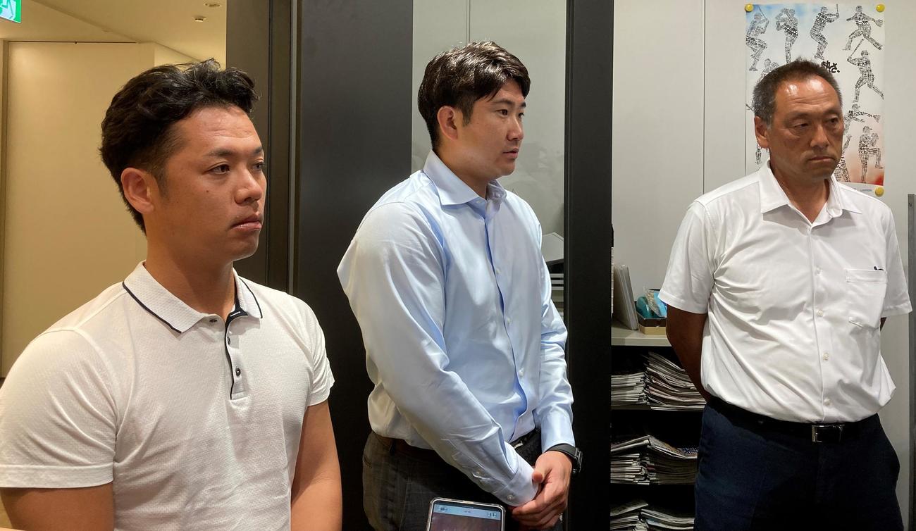 NPBとの事務折衝に出席した、右からプロ野球選手会の森事務局長、巨人菅野、ヤクルト小川（撮影・古川真弥）