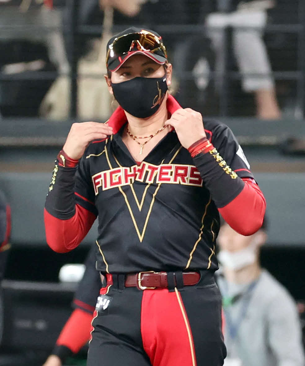 自らプロデュースしデザインしたユニホームの襟を直す、日本ハム新庄剛志監督（2023年5月撮影）