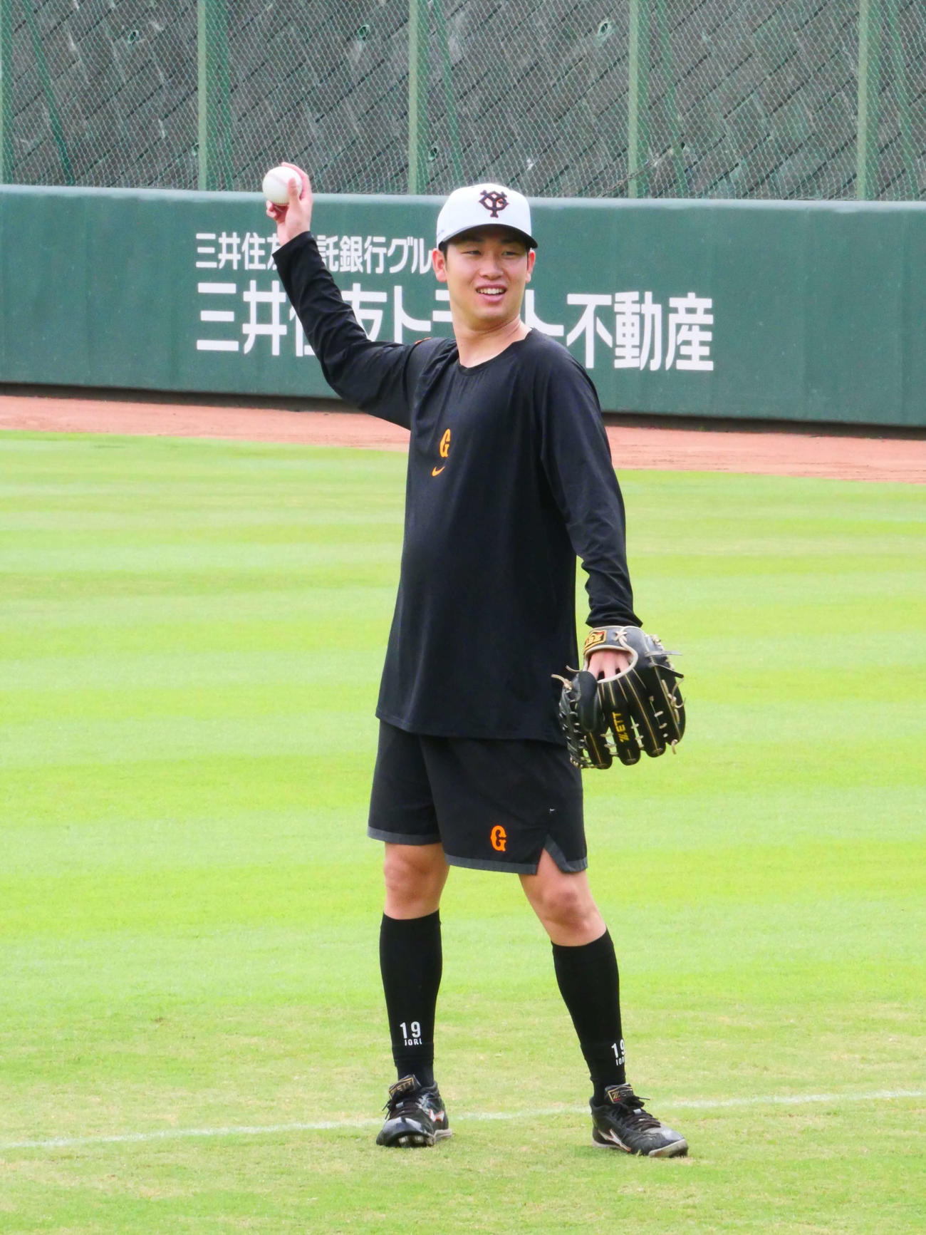 笑顔でキャッチボールをする巨人山崎伊（撮影・上田悠太）