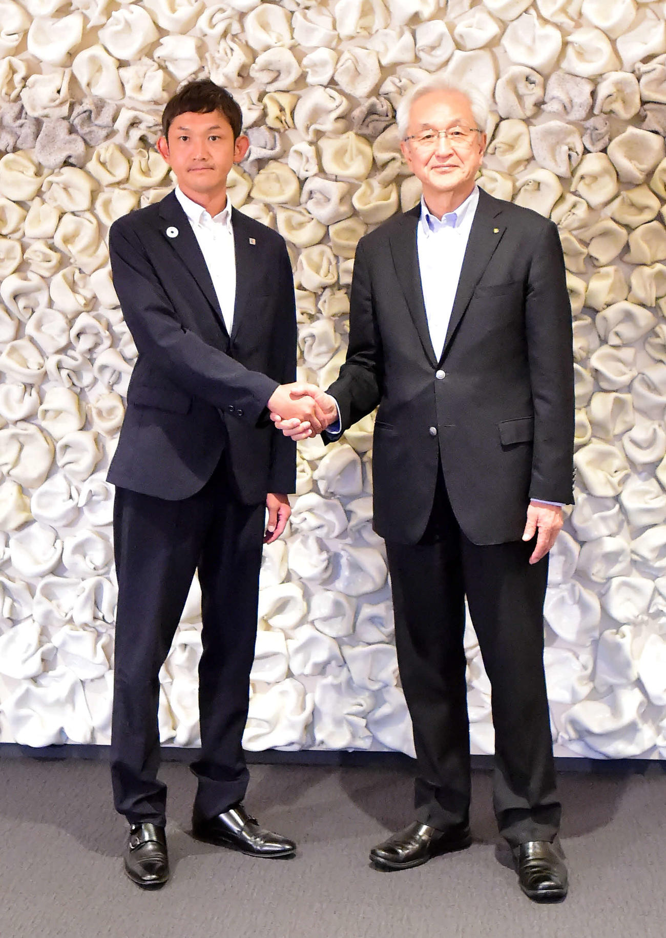 握手をするBC新潟の池田社長（左）と長岡市の磯田市長