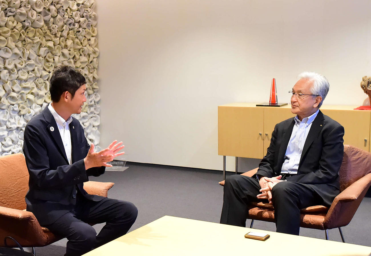 対談するBC新潟の池田社長（左）と長岡市の磯田市長