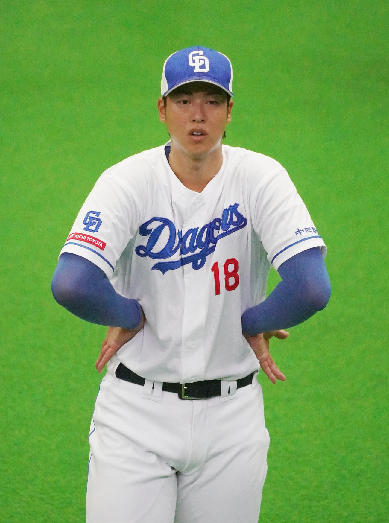 練習開始前、ストレッチで練習開始前、体をほぐす梅津（撮影・森本幸一）