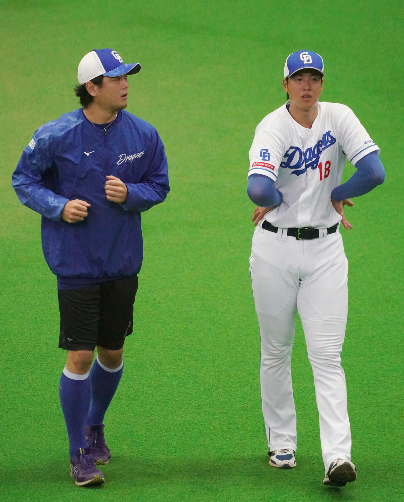 練習開始前、涌井と言葉を交わしながら体をほぐす梅津（右）（撮影・森本幸一）