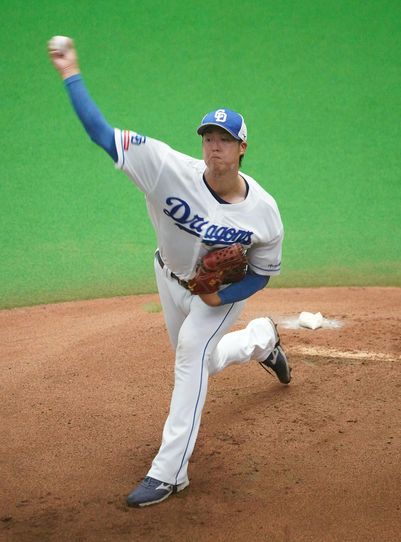 マウンドを使用し投球練習をする梅津（撮影・森本幸一）
