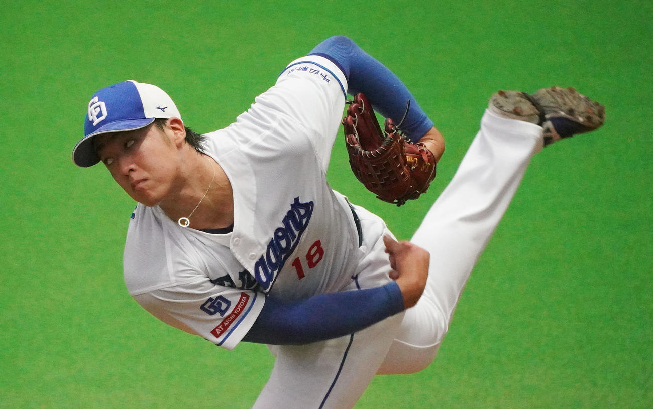 マウンドを使用し投球練習をする梅津（撮影・森本幸一）