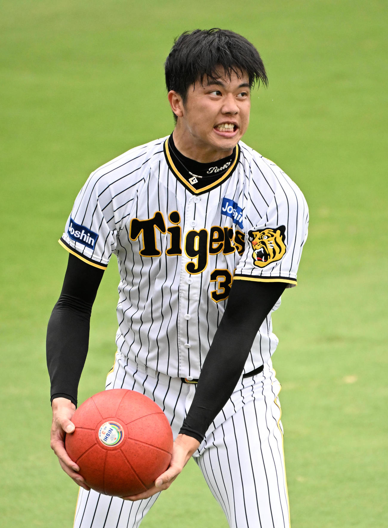 メディシンボールを投げる才木（撮影・石井愛子）