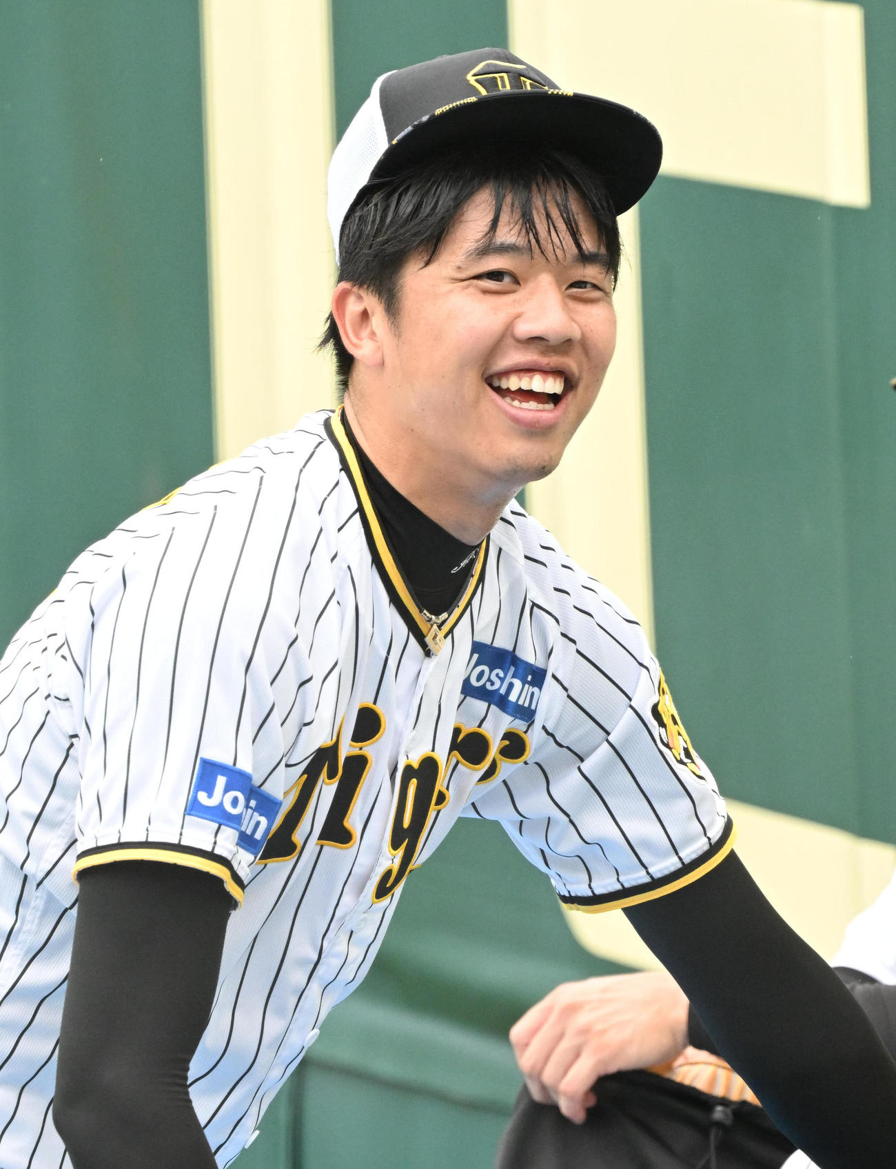 練習中に笑顔を見せる才木（撮影・石井愛子）