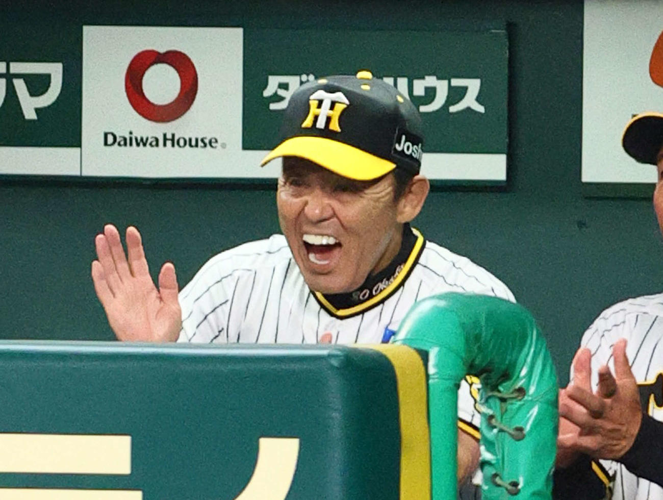 8月29日、DeNA戦の8回、ミエセスの適時打に歓喜する岡田監督