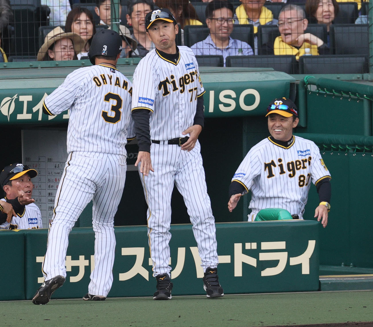 5月4日、中日戦の8回、適時打を放った大山を迎える今岡コーチ