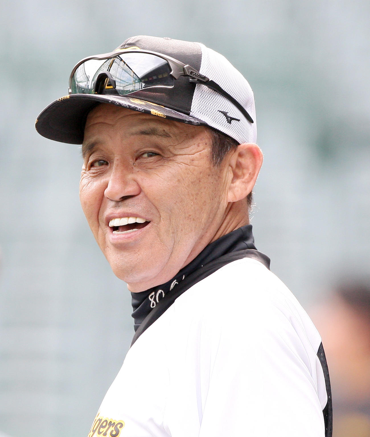 7月、甲子園で笑顔を見せる岡田監督