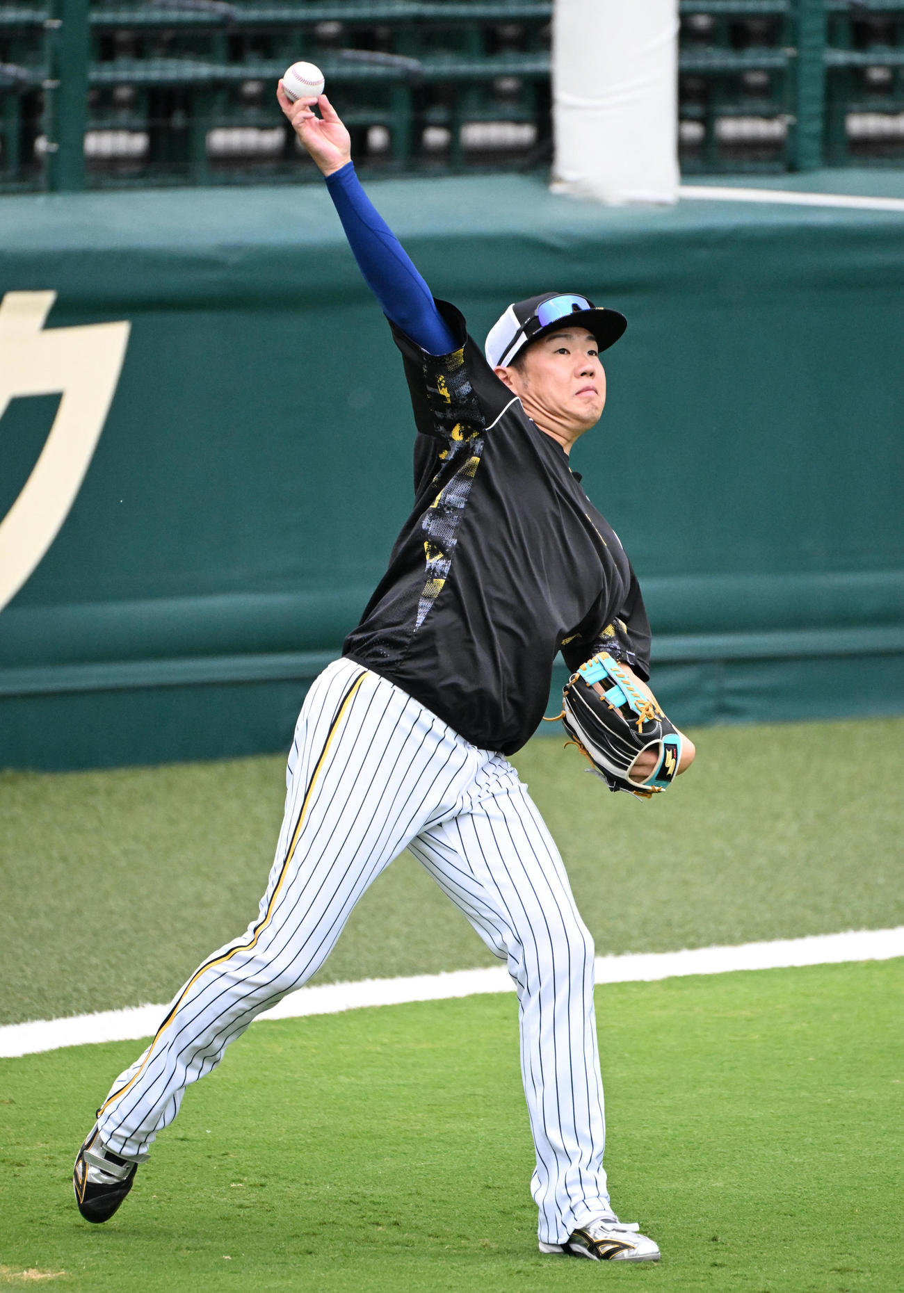 キャッチボールをする西勇（撮影・石井愛子）