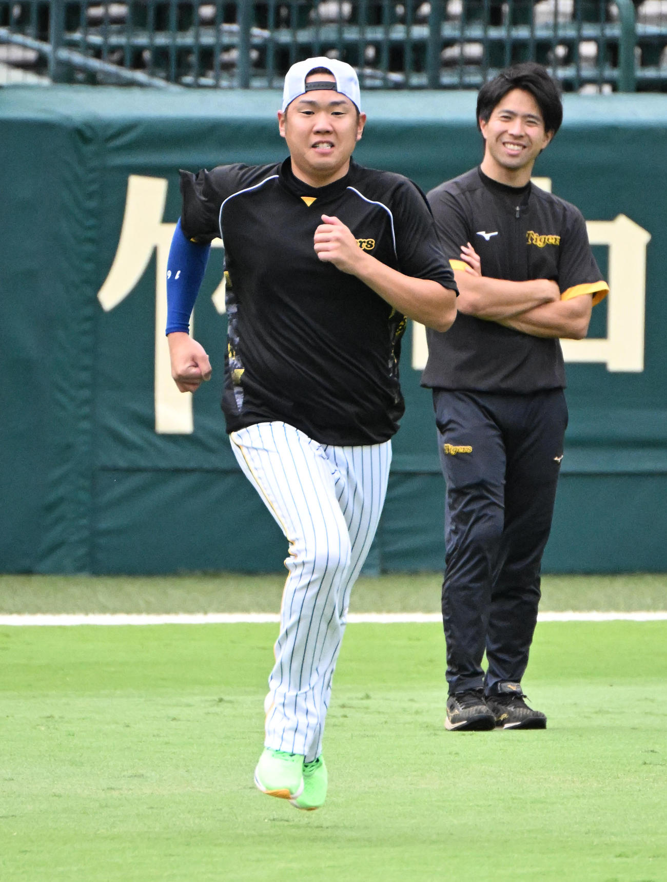 ダッシュをする西勇（撮影・石井愛子）
