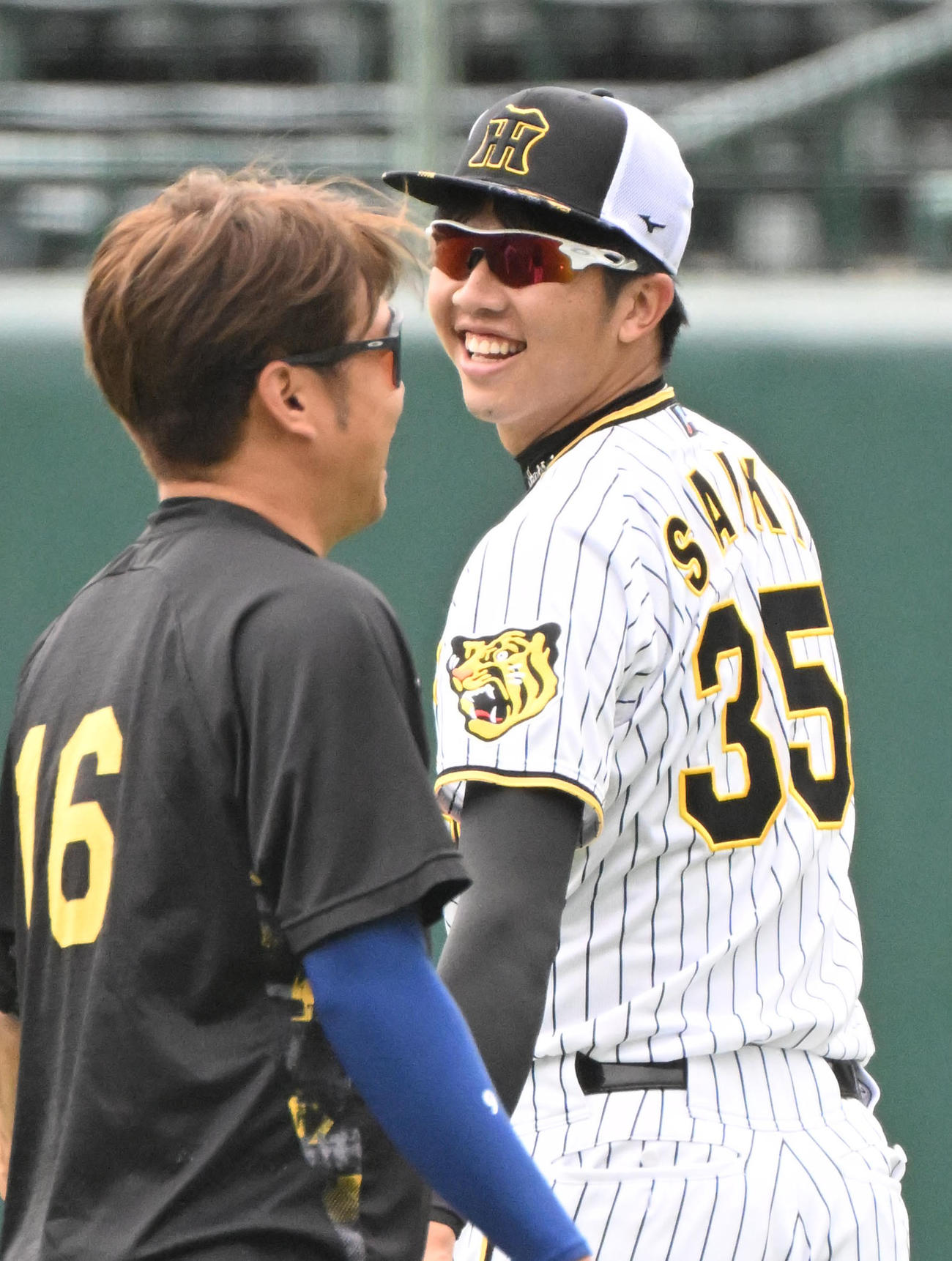 笑顔で話す（左から）西勇、才木（撮影・石井愛子）