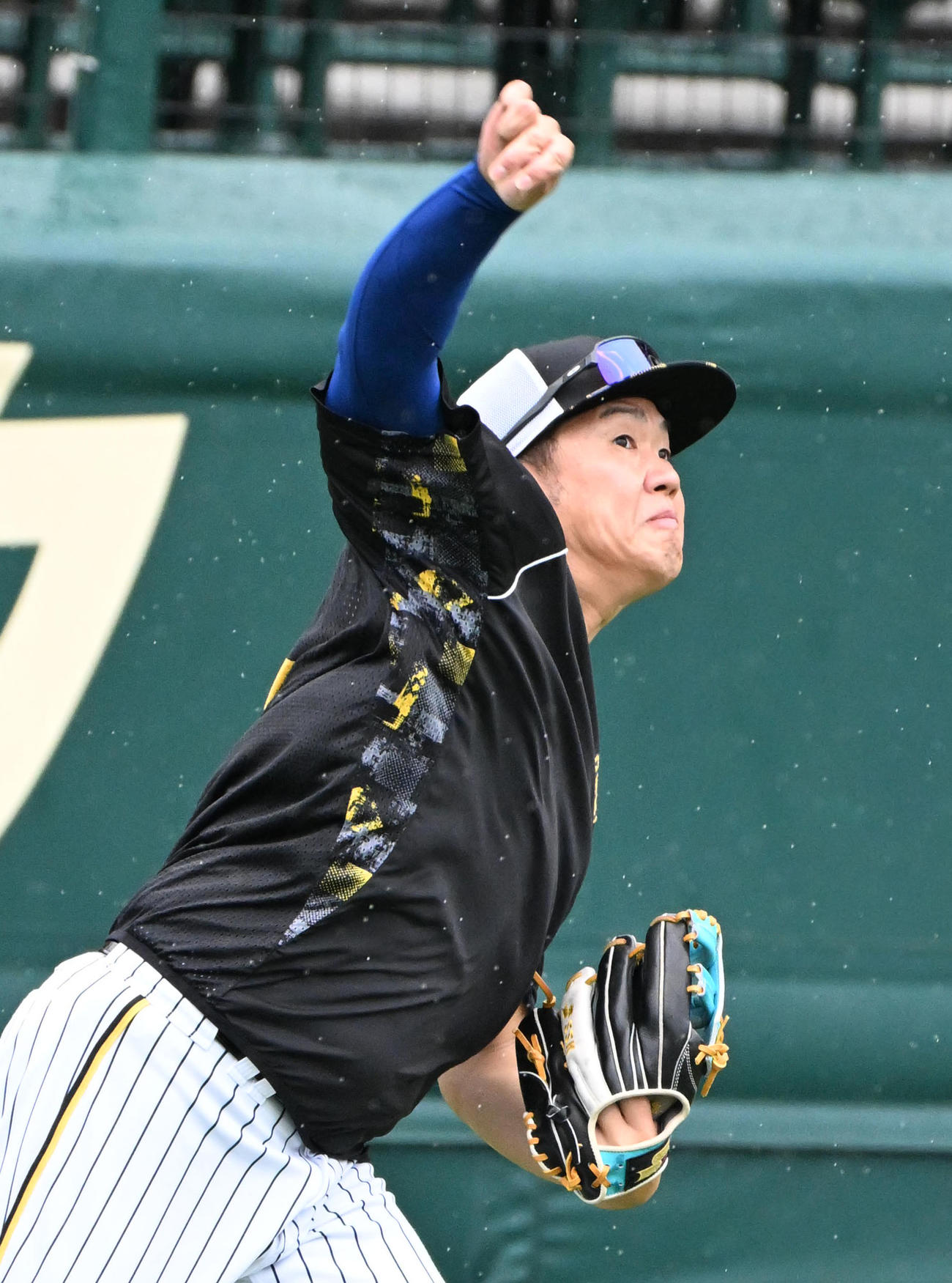 キャッチボールをする西勇（撮影・石井愛子）