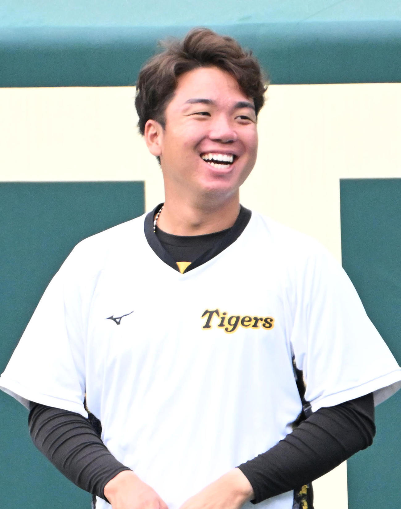 練習中に笑顔を見せる村上（撮影・石井愛子）