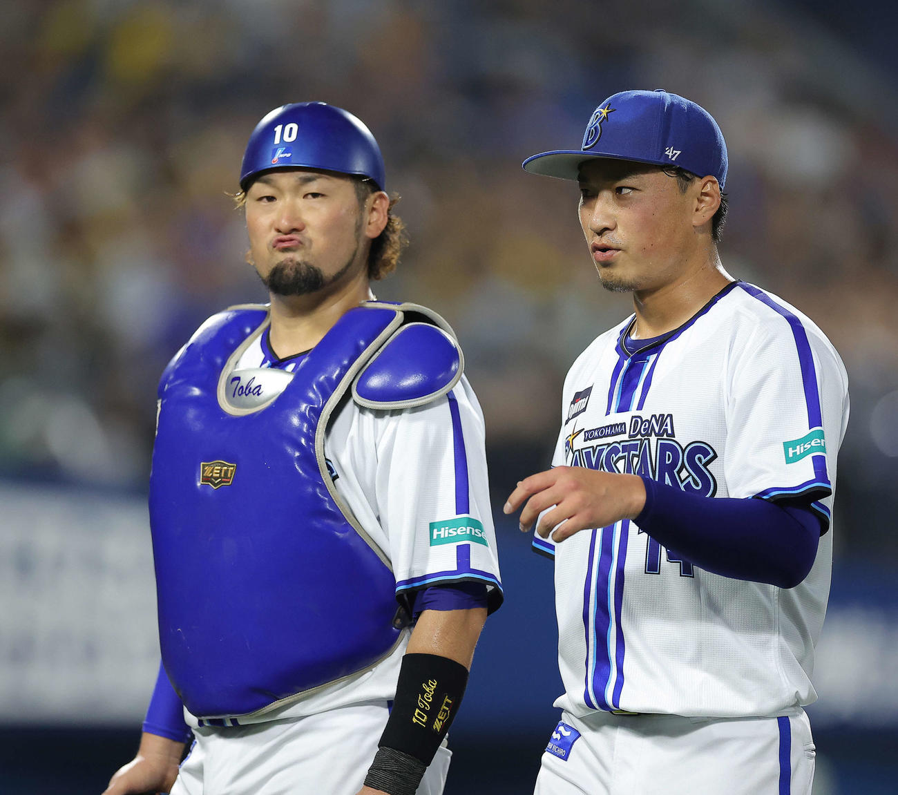 石田投手と話す戸柱（左）（23年8月撮影）