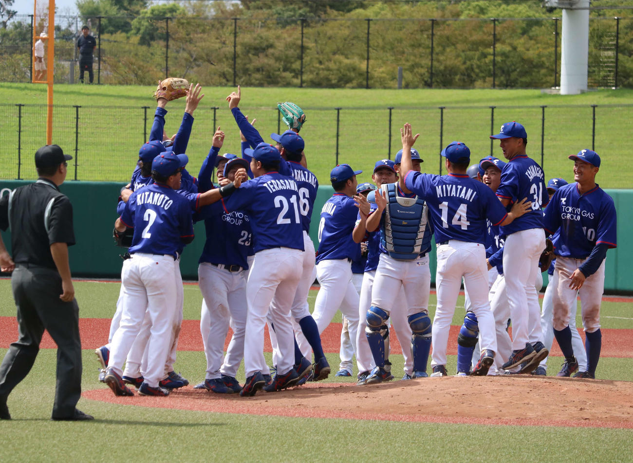 関東代表決定戦　東京ガス－日立製作所　2年連続12回目の日本選手権出場を決め、喜ぶ東京ガスの選手たち（撮影・保坂淑子）