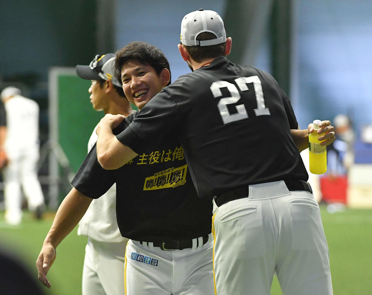 ガンケル（右）と笑顔で抱き合う栗原（撮影・岩下翔太）