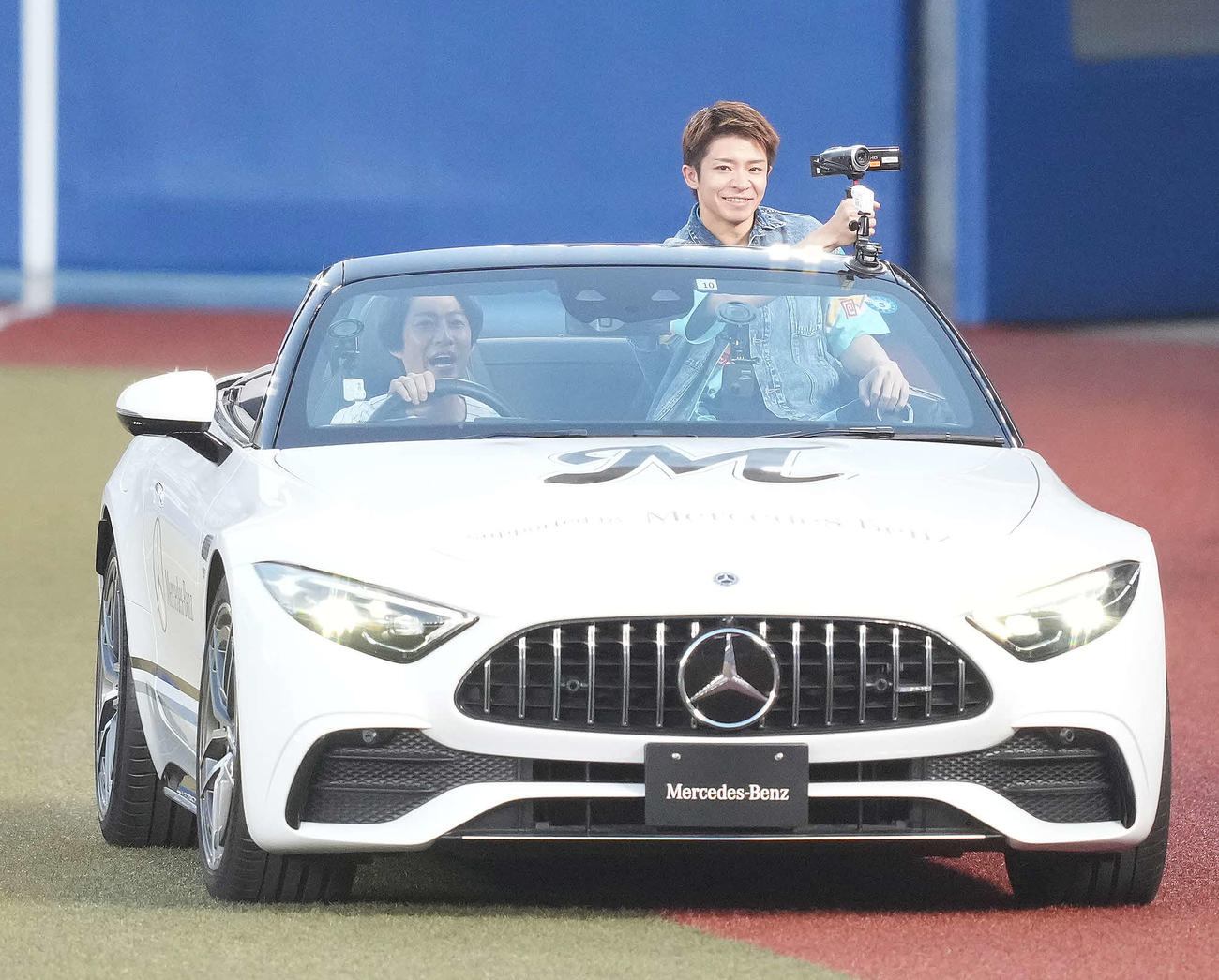 ロッテ対楽天　自らの運転でセレモニアルピッチに向かう相葉雅紀。右は岸優太（撮影・鈴木みどり）