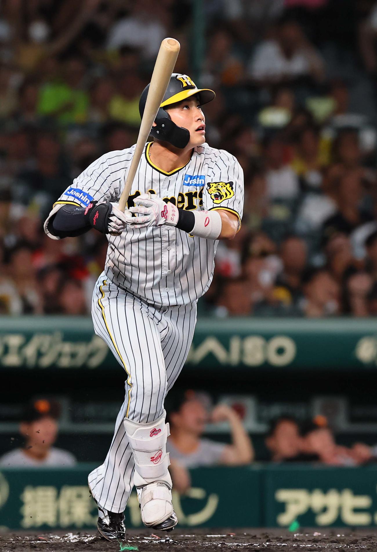 阪神対巨人　2回裏阪神1死一、三塁、木浪は右犠飛を放つ（撮影・上田博志）