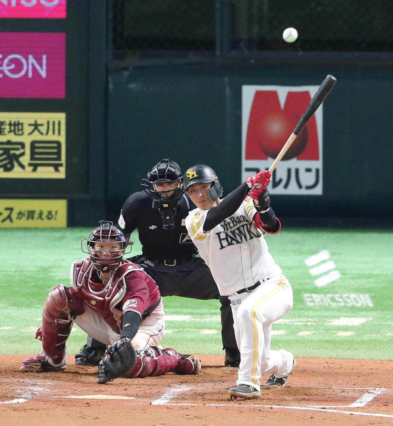 9日の楽天戦の7回に適時二塁打を放つ今宮健太