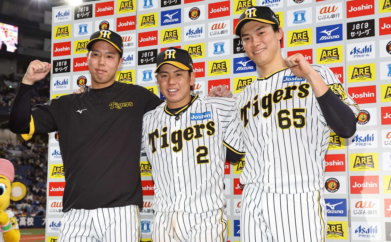3月31日、阪神対DeNA　お立ち台でガッツポーズをする左から青柳、梅野、湯浅（撮影・上田博志）