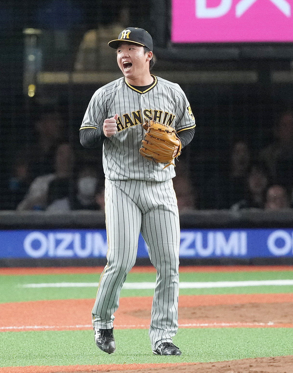 5月30日、西武対阪神　8回裏西武2死、愛斗を左飛に仕留め、ガッツポーズする村上（撮影・鈴木みどり）
