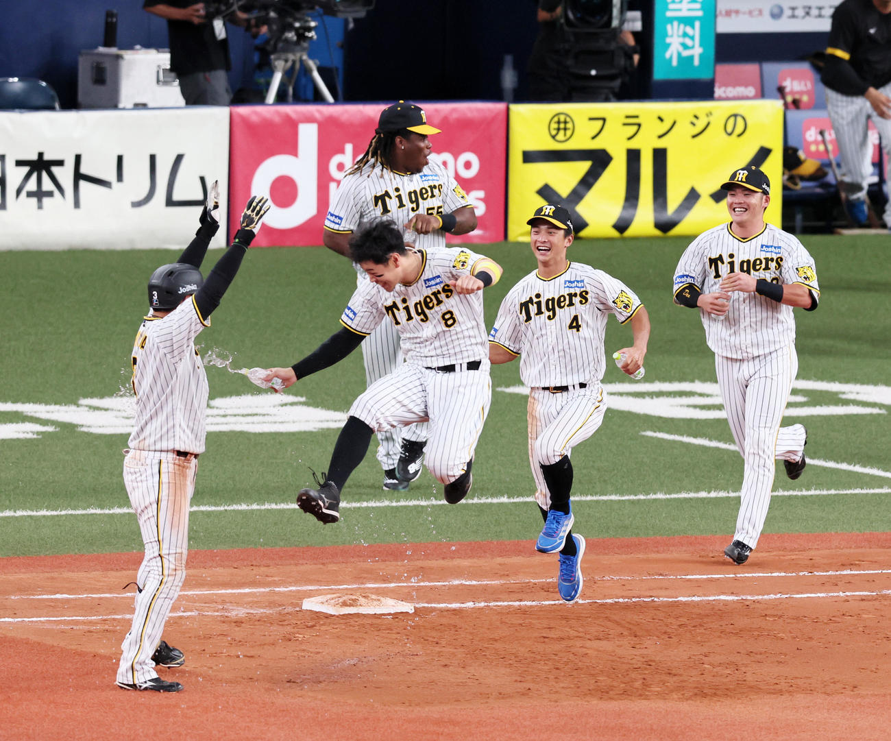 8月22日、阪神対中日　10回裏阪神2死満塁、大山はサヨナラ左適時打を放ち佐藤輝らナインから水を掛けられる（撮影・加藤哉）