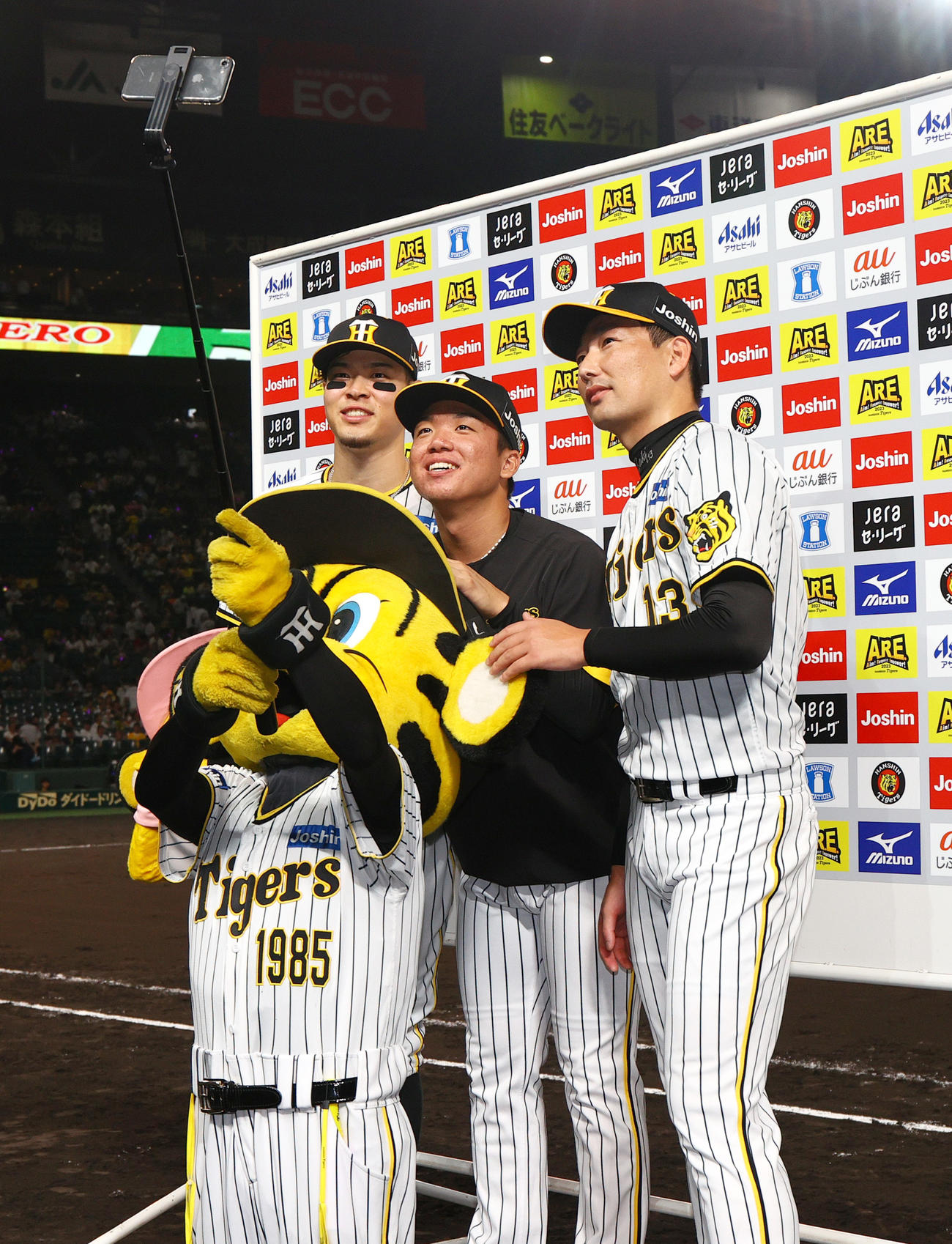 9月8日、阪神対広島　ヒーローインタビューを終え、お立ち台で記念撮影する、左から佐藤輝、村上、岩崎（撮影・上山淳一）