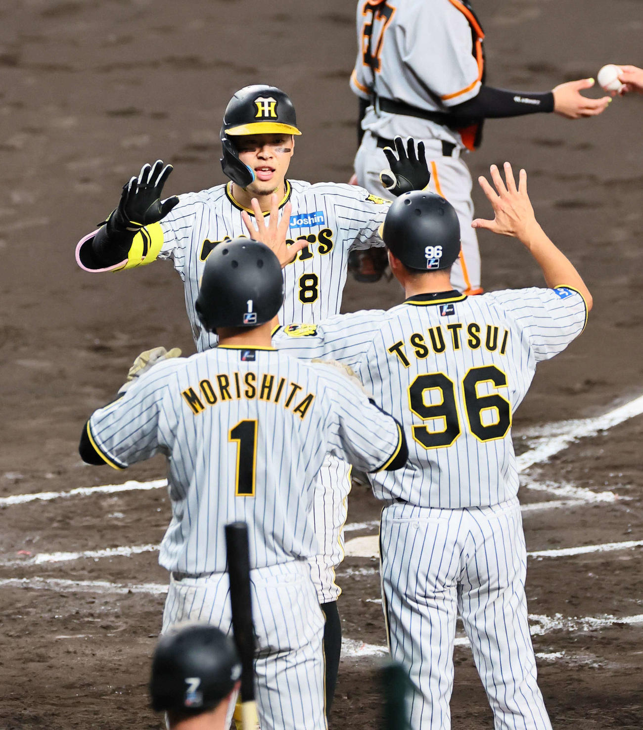 阪神対巨人　6回裏阪神2死一塁、中越え2点本塁打を放ち森下（左）筒井コーチとハイタッチをする佐藤輝（撮影・上田博志）