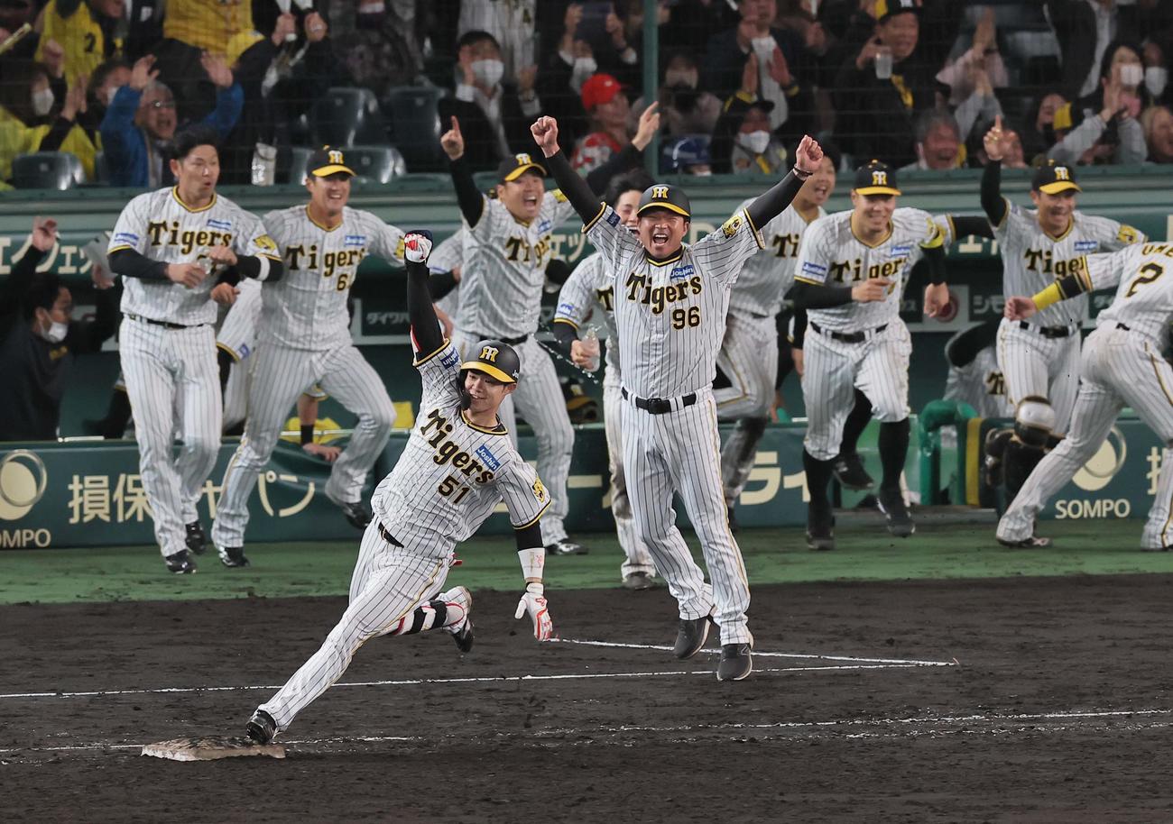 4月18日、阪神対広島　9回裏阪神2死満塁、中野は左越え逆転サヨナラ二塁打を放ちガッツポーズする（撮影・上田博志）