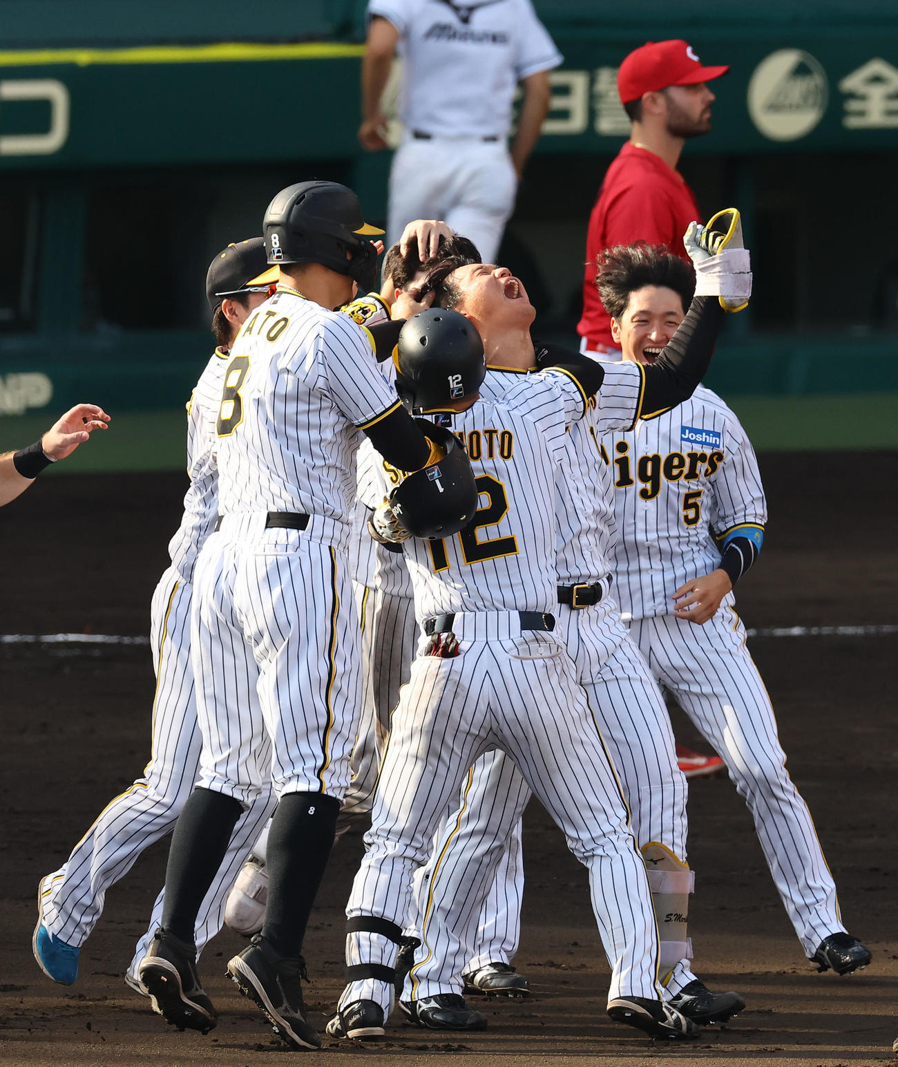 5月20日、阪神対広島　9回裏阪神2死一、二塁、左前にサヨナラ打を放ちガッツポーズで喜ぶ森下（中央）（撮影・藤尾明華）