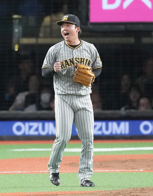 5月30日、西武対阪神 8回裏西武2死、愛斗を左飛に仕留め、ガッツポーズする村上(撮影・鈴木みどり)
