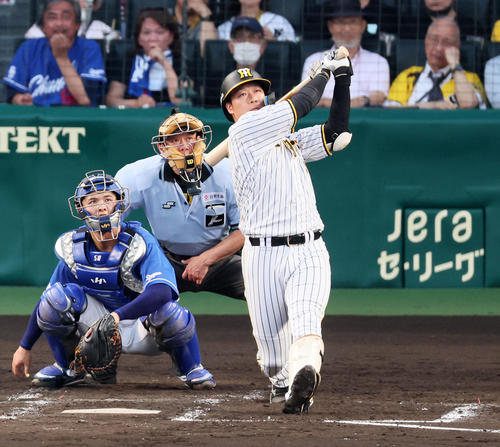 6月27日、阪神対中日 3回裏阪神2死一塁、大山は左越え2点本塁打を放つ(撮影・加藤哉)