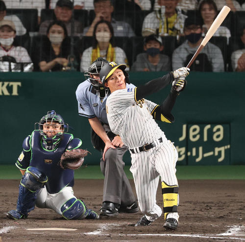 7月9日、阪神対ヤクルト 8回裏阪神無死、森下は左中間にプロ1号となる先制本塁打を放つ(撮影・上山淳一)