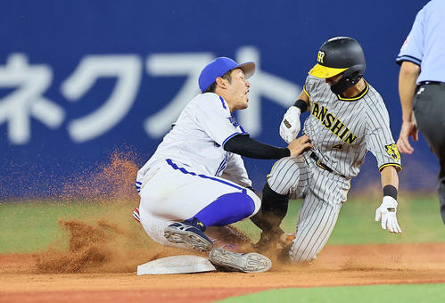 8月18日、DeNA対阪神 9回表阪神1死一塁、熊谷は二盗を試みセーフの判定も、リプレー検証の結果アウトとなる(撮影・上田博志)