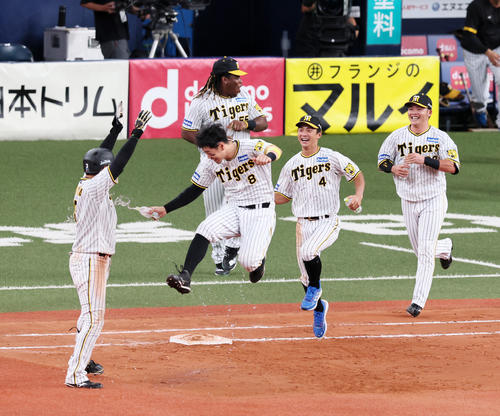 8月22日、阪神対中日 10回裏阪神2死満塁、大山はサヨナラ左適時打を放ち佐藤輝らナインから水を掛けられる(撮影・加藤哉)