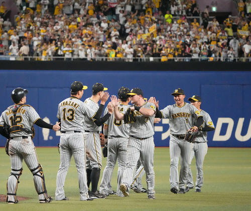 9月6日、中日対阪神 試合終了、中日に勝利し喜ぶ森下(右から2人目)ら阪神ナイン(撮影・森本幸一)