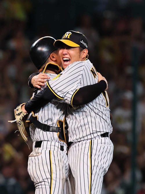 阪神対巨人 巨人に完封勝利した西勇(右)は坂本と抱き合って喜ぶ(撮影・上田博志)