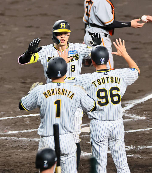 阪神対巨人 6回裏阪神2死一塁、中越え2点本塁打を放ち森下(左)筒井コーチとハイタッチをする佐藤輝(撮影・上田博志)