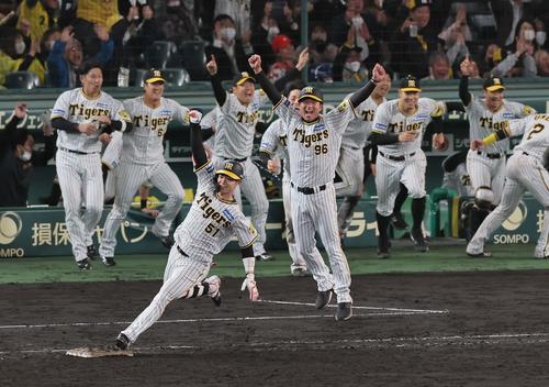 4月18日、阪神対広島 9回裏阪神2死満塁、中野は左越え逆転サヨナラ二塁打を放ちガッツポーズする(撮影・上田博志)