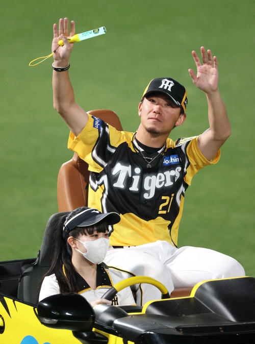 4月27日、阪神対巨人 ファンの歓声に手を振って応える伊藤将(撮影・上山淳一)