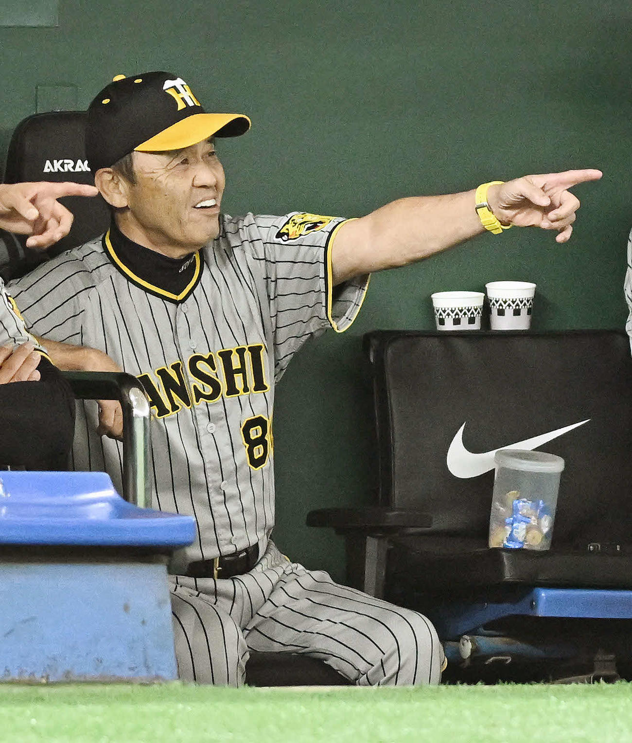 8月27日、巨人対阪神　7回裏巨人1死一塁、丸の三塁セーフの判定にリクエストしリプレー検証の映像を指さす岡田彰布監督（撮影・滝沢徹郎）