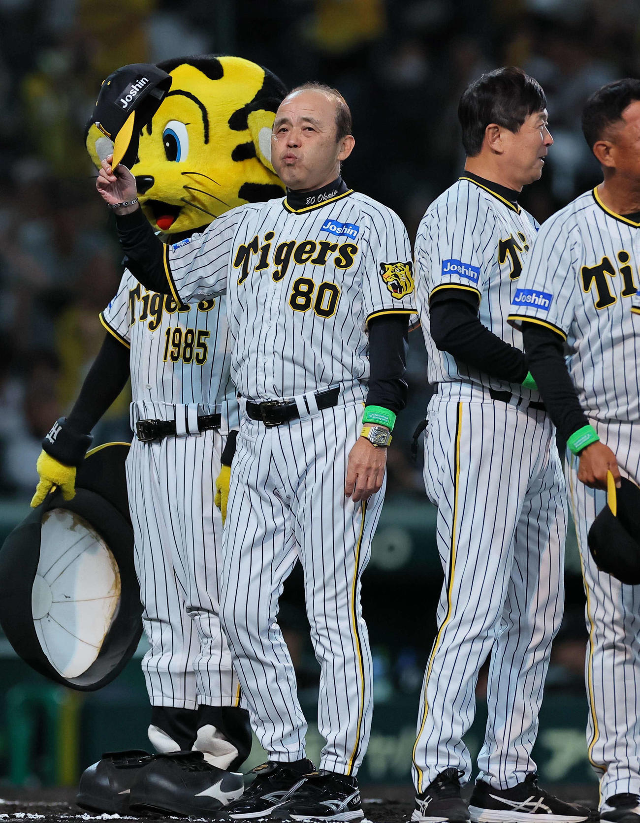 6月3日、阪神対ロッテ　ロッテにサヨナラ勝利した岡田監督（左）はファンの歓声に帽子を上げて応える（撮影・上田博志）