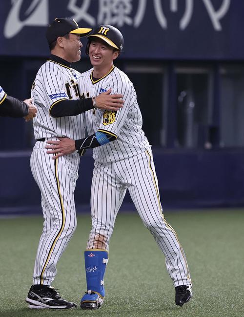 4月1日、阪神対DeNA 12回裏阪神2死満塁、岡田監督（左）はサヨナラ安打を放った近本と抱き合って喜ぶ（撮影・上田博志）