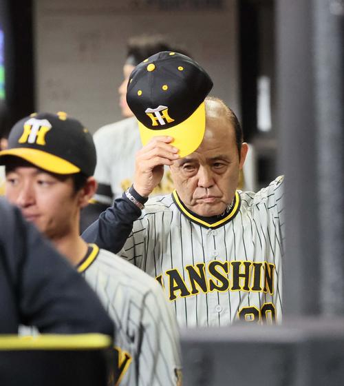 6月9日、日本ハム対阪神　ベンチで厳しい表情を見せる岡田監督（撮影・加藤哉）